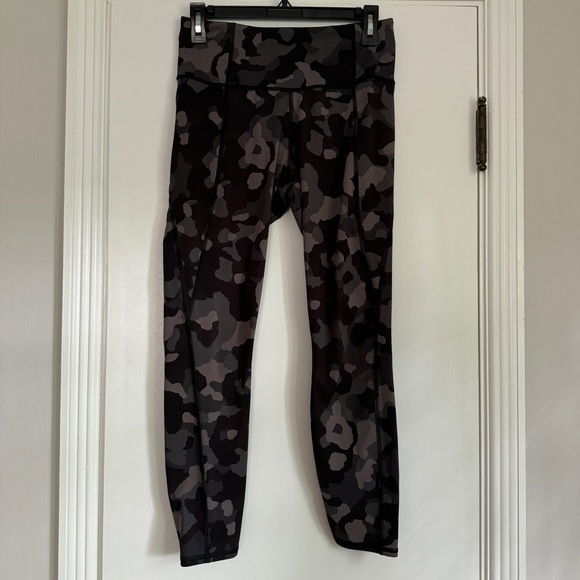 Athleta Pants - Athleta Women's Lightning Camo 7/8 Tight Running Size Small